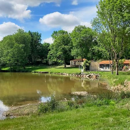 Chalet Simple Au Camping L'Etruyere Au Lac La Tardiere 外观 照片