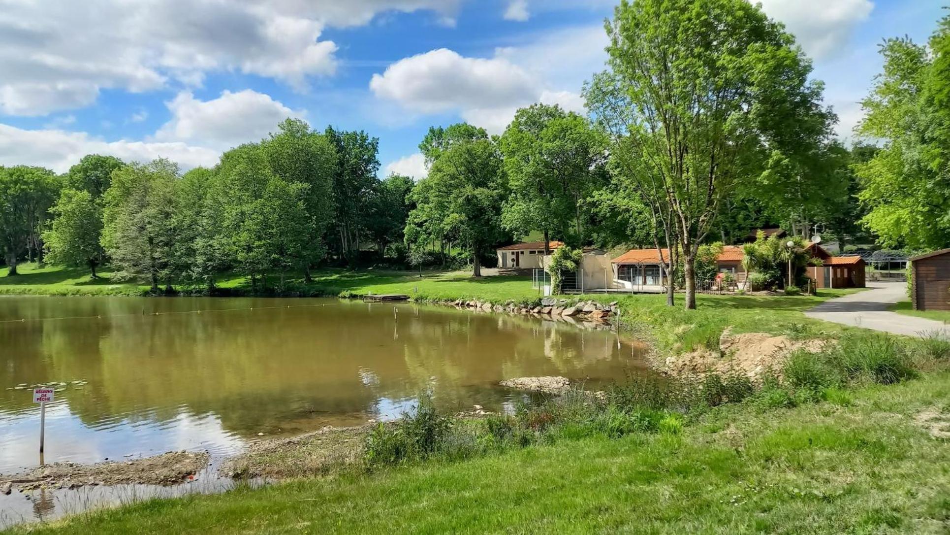 Chalet Simple Au Camping L'Etruyere Au Lac La Tardiere 外观 照片